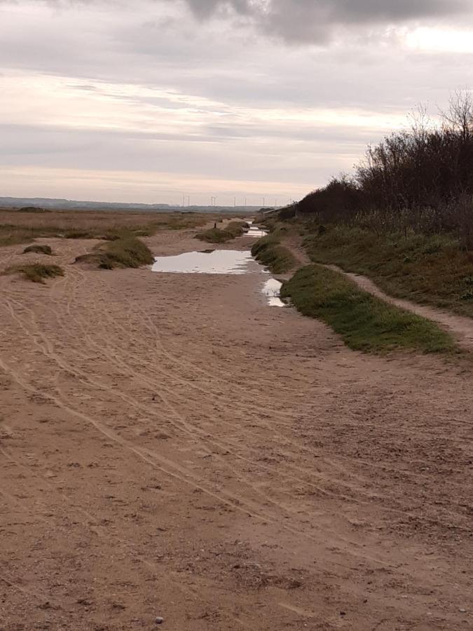 Les Obiones, Vue Laterale Mer, Fort Mahon Plage, Magnifique Studio Cabine 4P, Avec Balcon , Parking Prive Gratuit, Wifi, Classe 2 Etoiles, Exposition Plein Sud En Baie De Somme 外观 照片